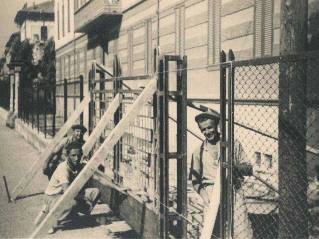 Foto storica di operai in viale Risorgimento 24